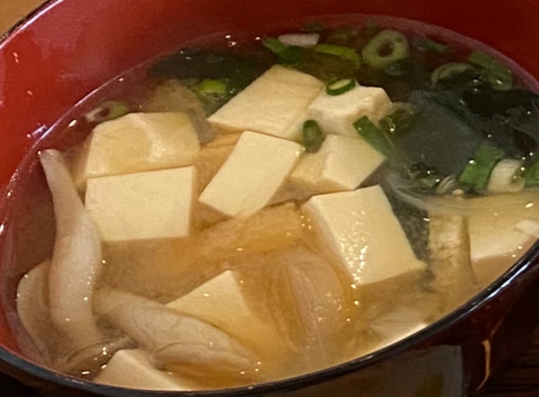 豆腐としめじとわかめの味噌汁