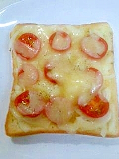 トマトと玉ねぎのチーズトースト