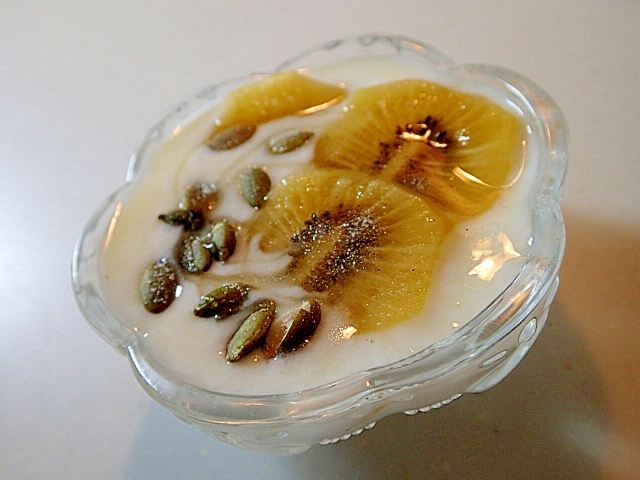 美的　キウイと南瓜の種の蜂蜜バニラヨーグルト