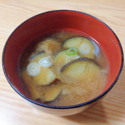 紫色が綺麗な茄子の味噌汁