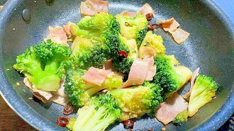 【素朴飯】ベーコンとブロッコリーのにんにく醤油炒め