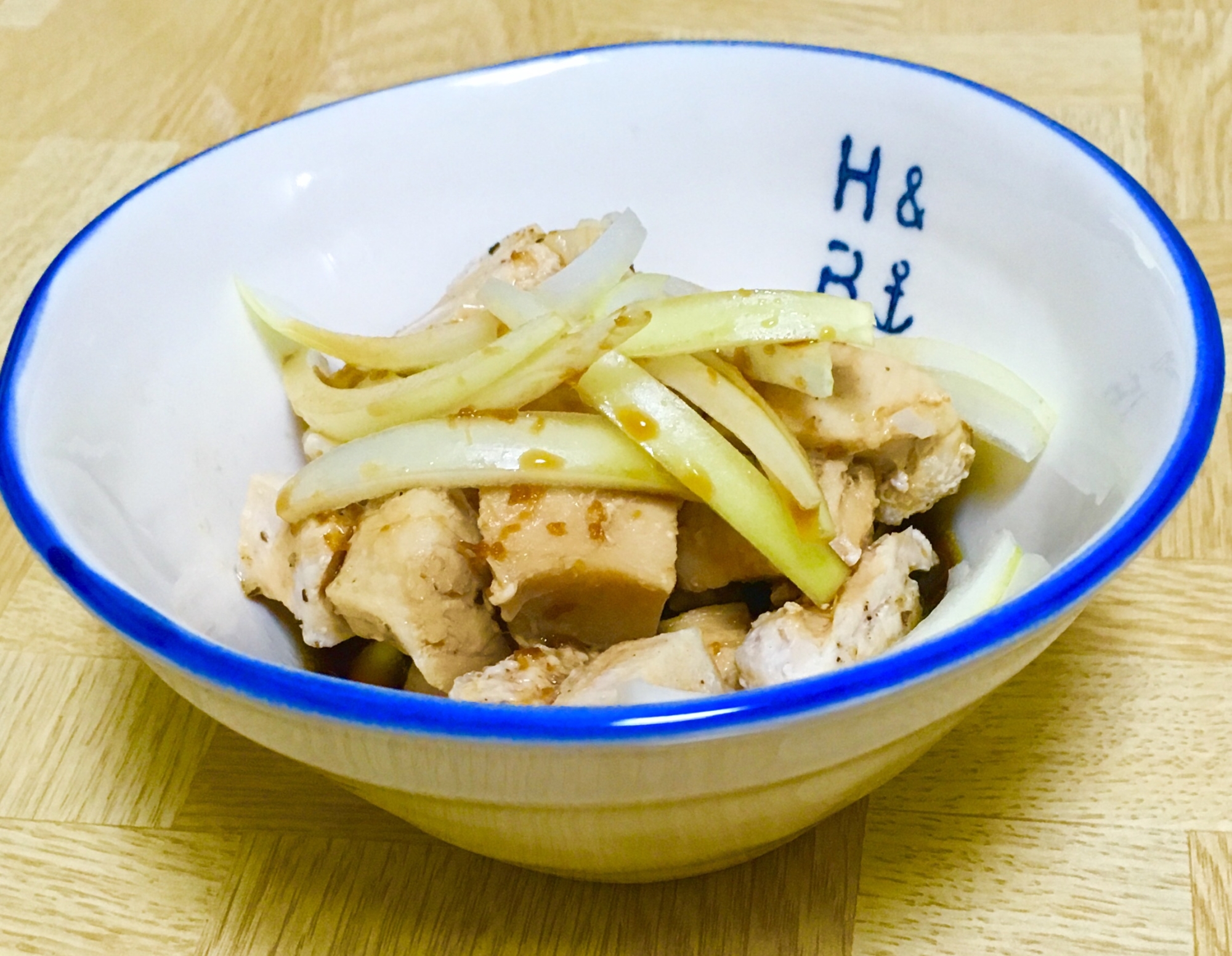 蒸し鶏むね肉と玉ねぎの甘辛あえ