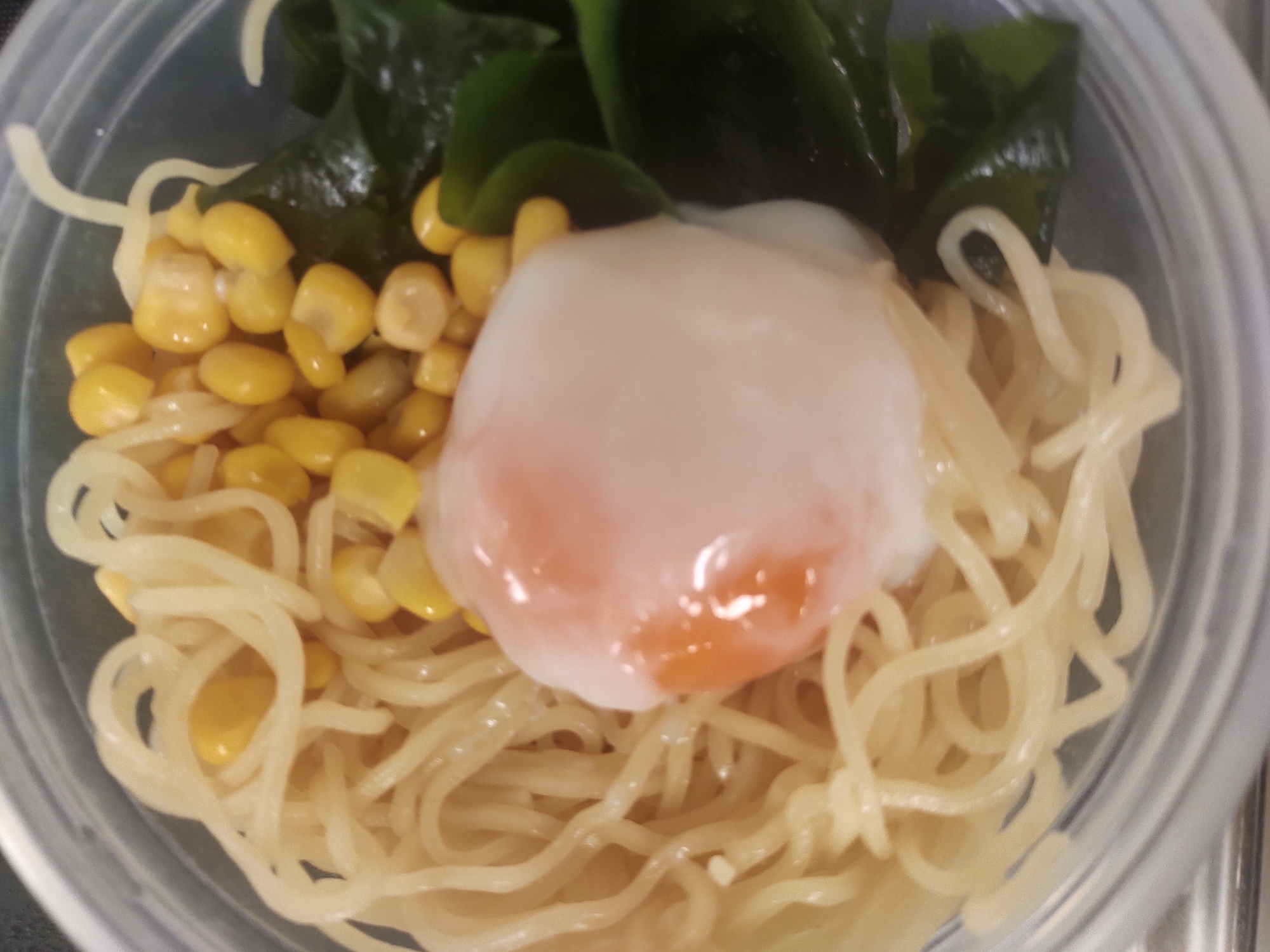 温泉卵とコーンとわかめのざるラーメン