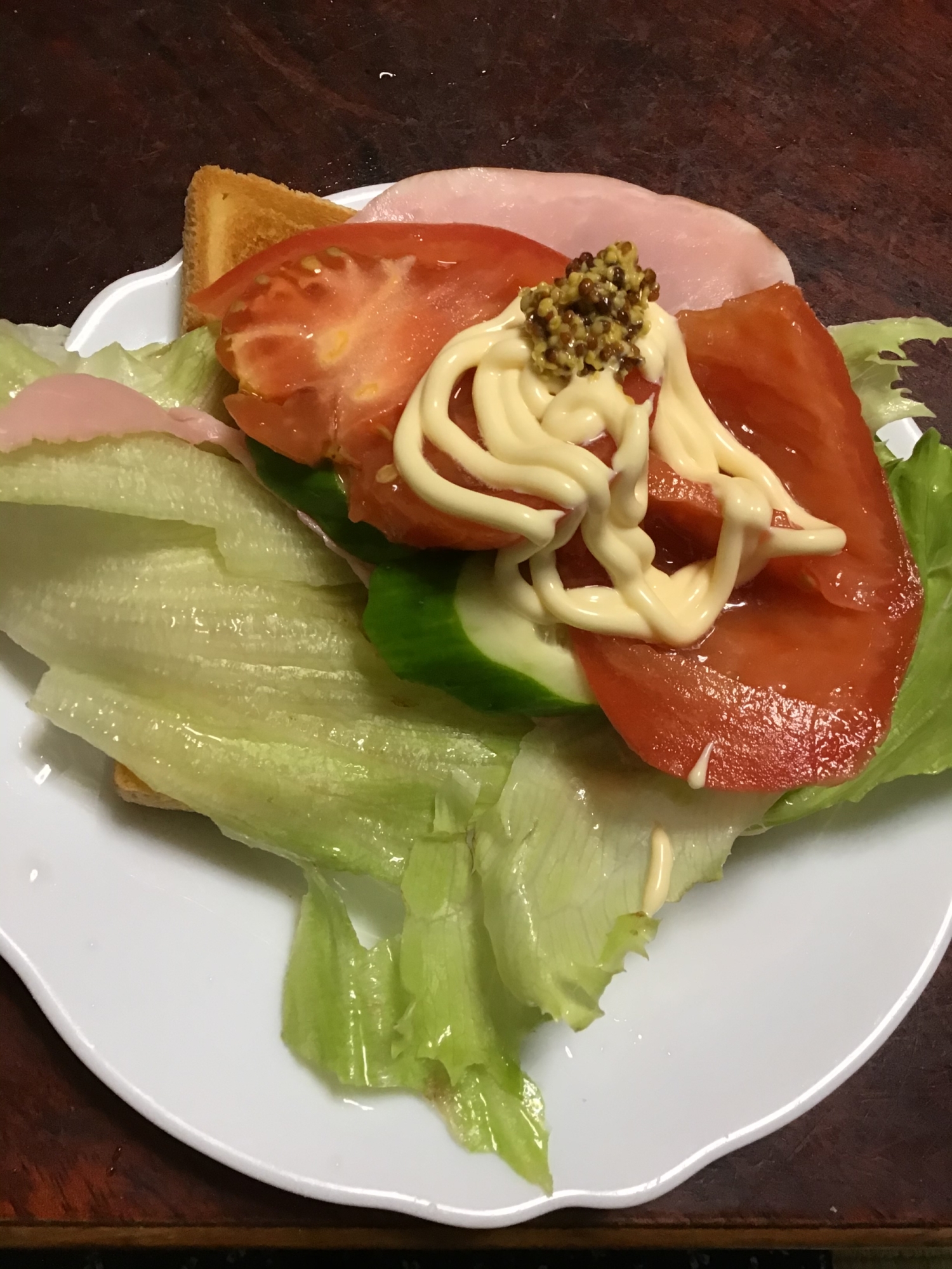 ハムとレタスとトマトと胡瓜の粒マヨ食パンサンド。