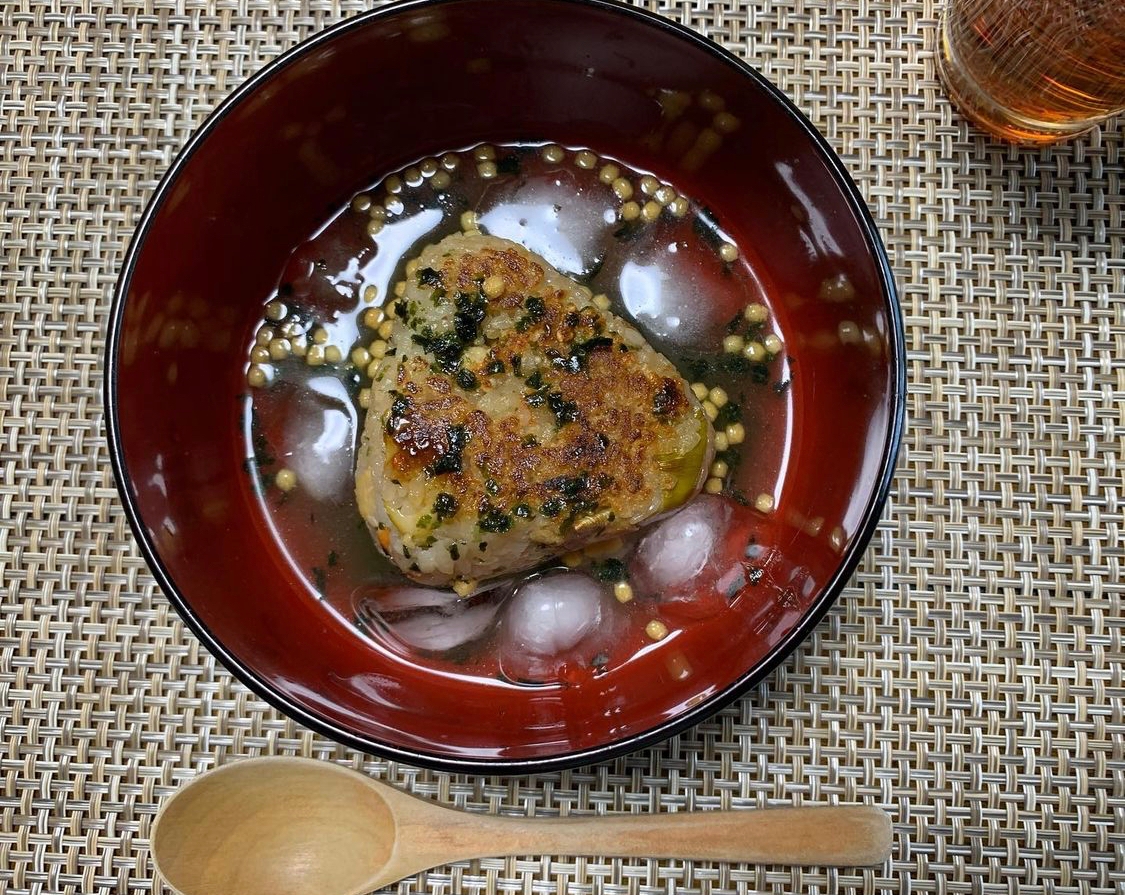 炊き込みご飯で焼きおにぎりの冷やし出汁茶漬け