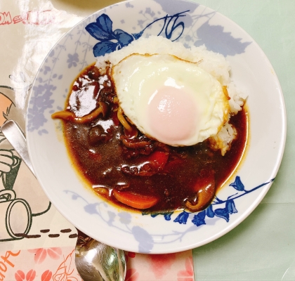 お昼は贅沢に！残ったカレーで目玉焼き乗せカレー！