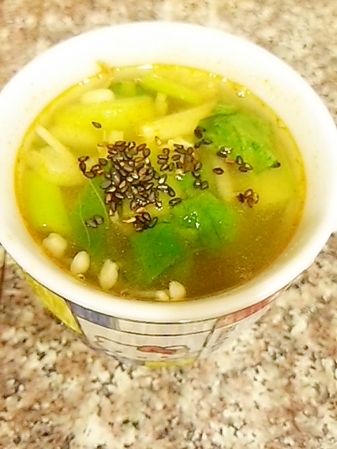 えのきと玉ねぎのトムヤムスープ