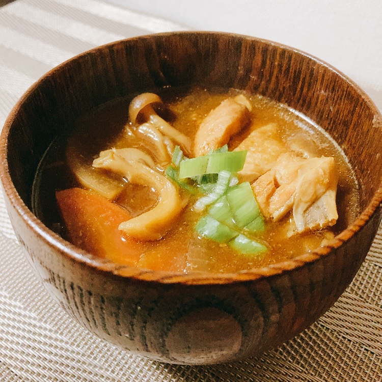 赤味噌と麺つゆで、野菜と鮭ハラスの味噌汁