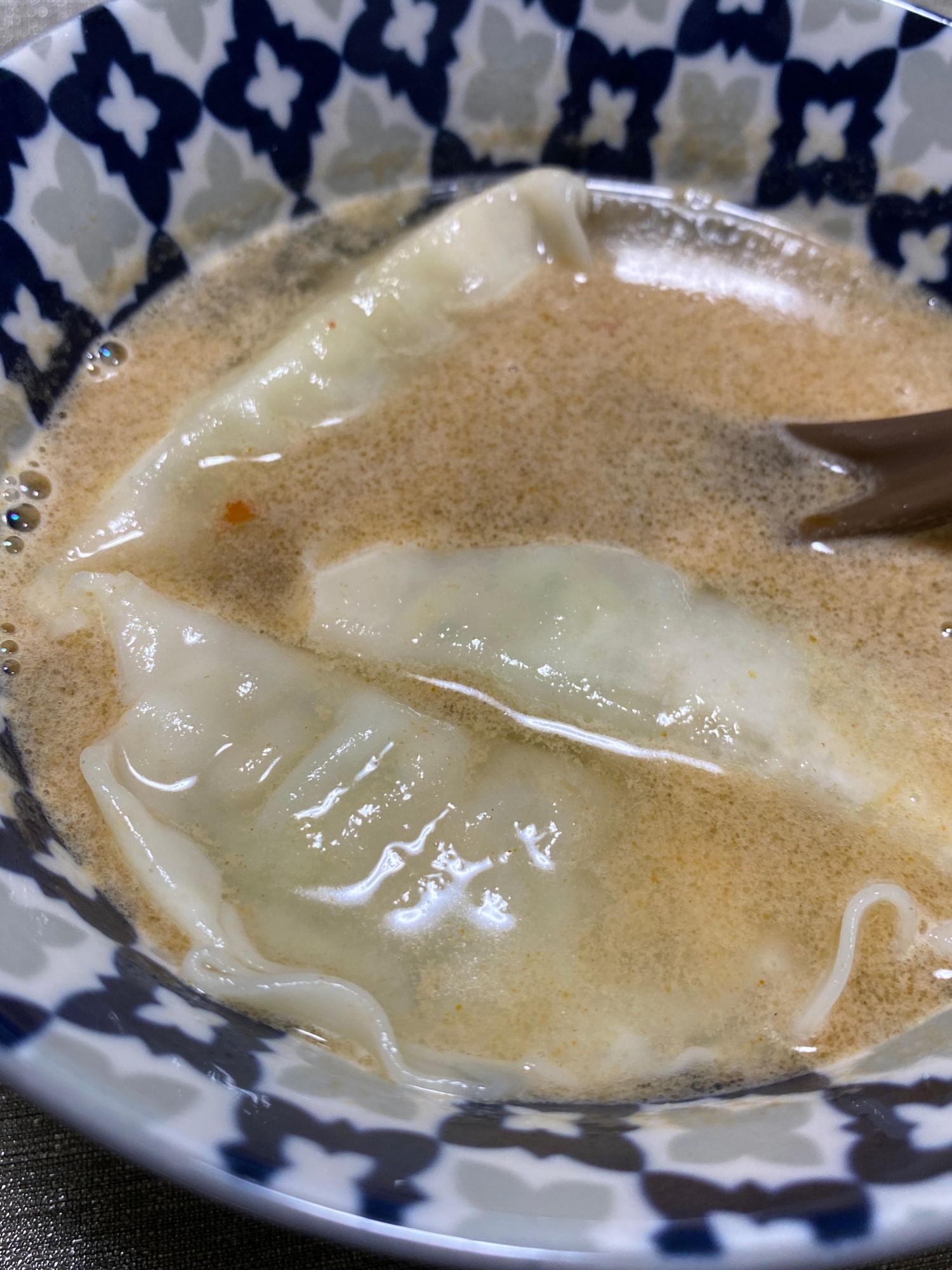 冷凍餃子と海鮮味覇のレンジで簡単スープ☆