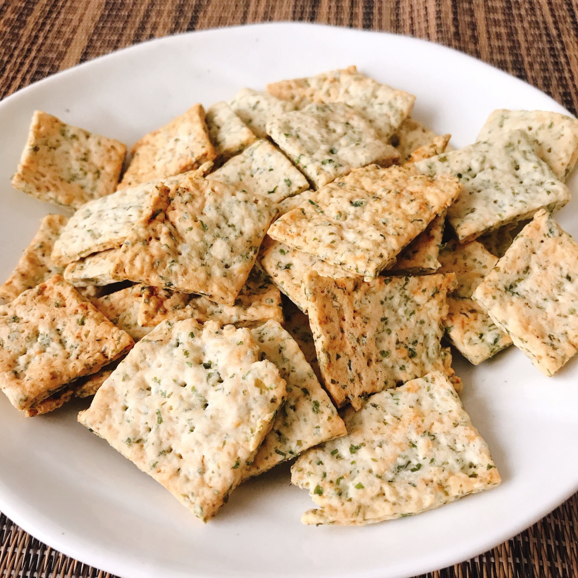 白い皿に盛られたおつまみクッキー