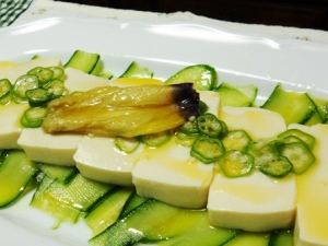ｵﾘｰﾌﾞｵｲﾙで食べる塩豆腐と花オクラ