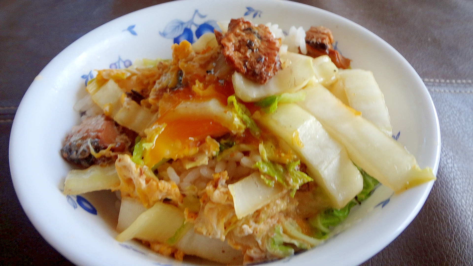 鰯のかば焼き缶と白菜の卵とじ丼