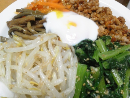 急にビビンバが食べたくなって、作りました。ひき肉ももやしも味付けがとっても好みで、いっぱい食べちゃいました♡
また作ります！