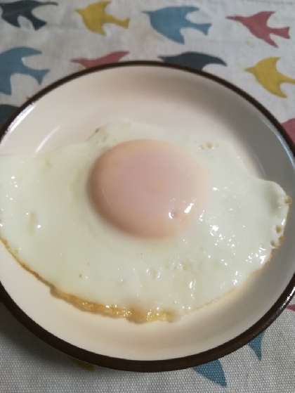 水を入れると、目玉焼きか焦げずに綺麗に焼けるなんて知らなかったです！これからはこのレシピで作ります♪