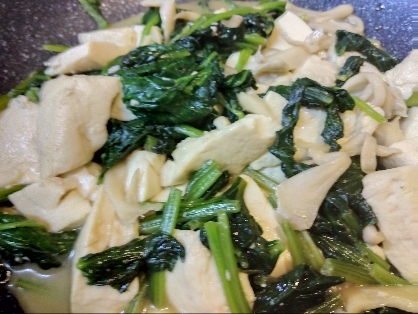 冷蔵庫に小松菜もあったのですが、ほうれん草がくたびれていたので、ほうれん草救済の為ほうれん草で作りましたが、お豆腐に味が染みて美味しかったです(^o^)