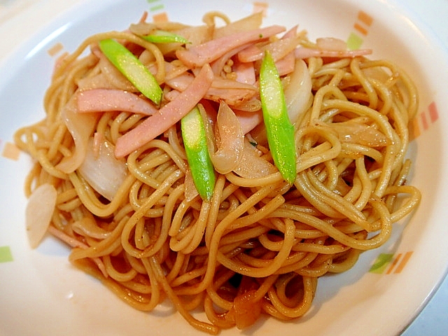 ハムと玉ねぎとアスパラのソース焼きそば♪