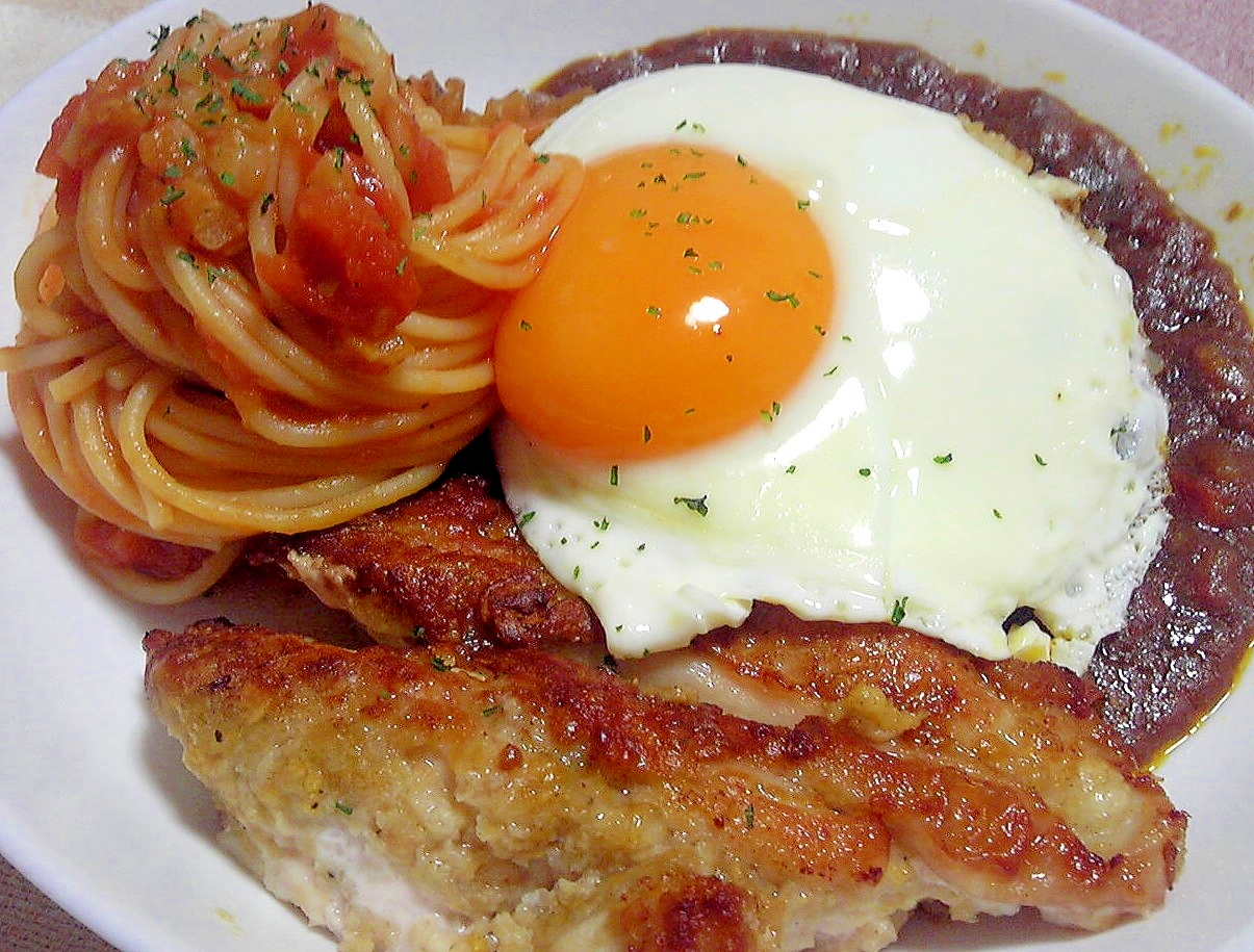 カレーにトマトパスタとチキンカツでトルコライス風