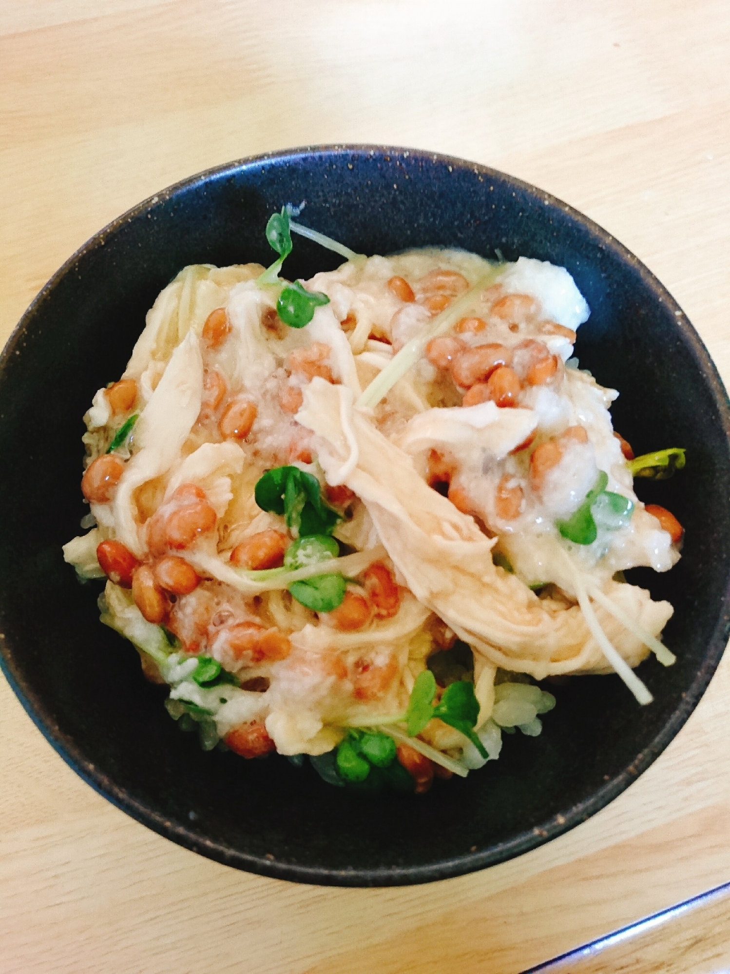 蒸し鶏とかいわれ大根のとろろ納豆ご飯