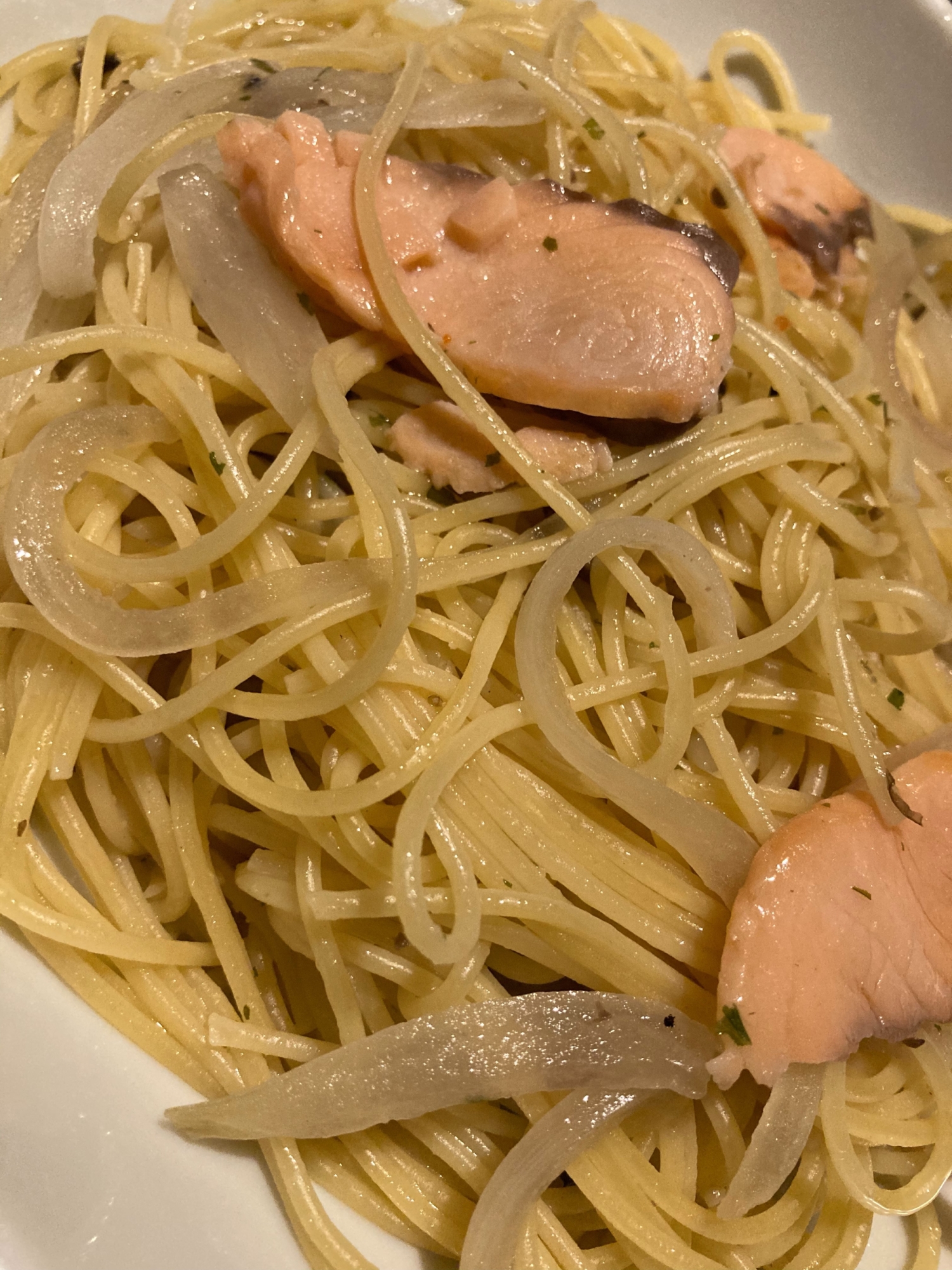 サーモンと玉ねぎの和風パスタ