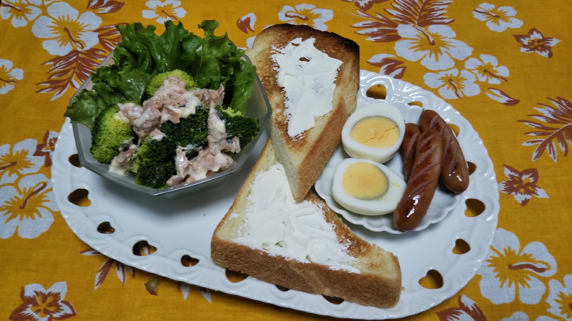 野菜ツナサラダとトーストとウインナーと茹で卵☆