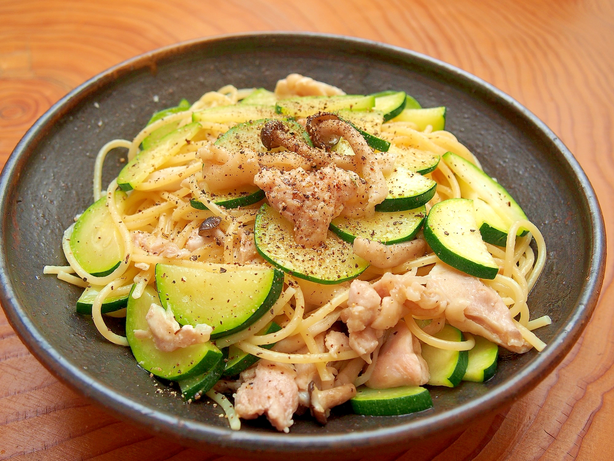 チキンとズッキーニのレモン風味パスタ