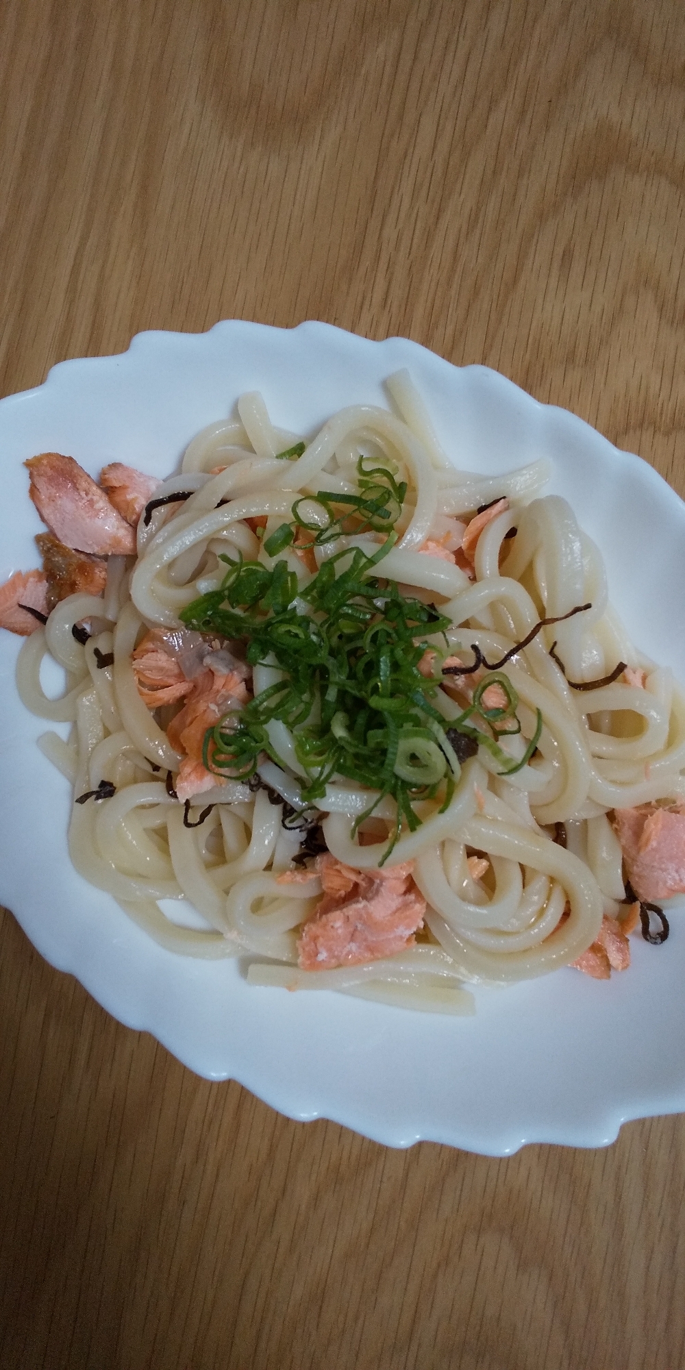 鮭と塩昆布の混ぜうどん