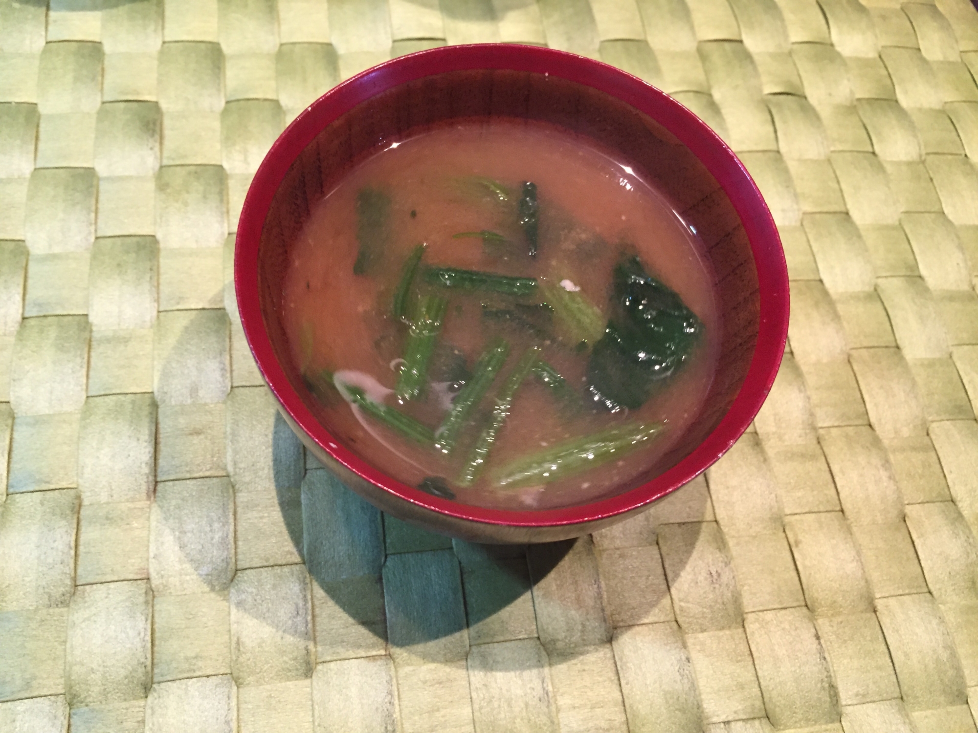 赤味噌とほうれん草のお味噌汁