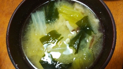 椎茸とわかめと白菜の味噌汁