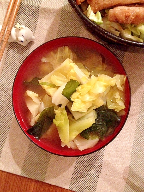 キャベツとワカメの味噌汁