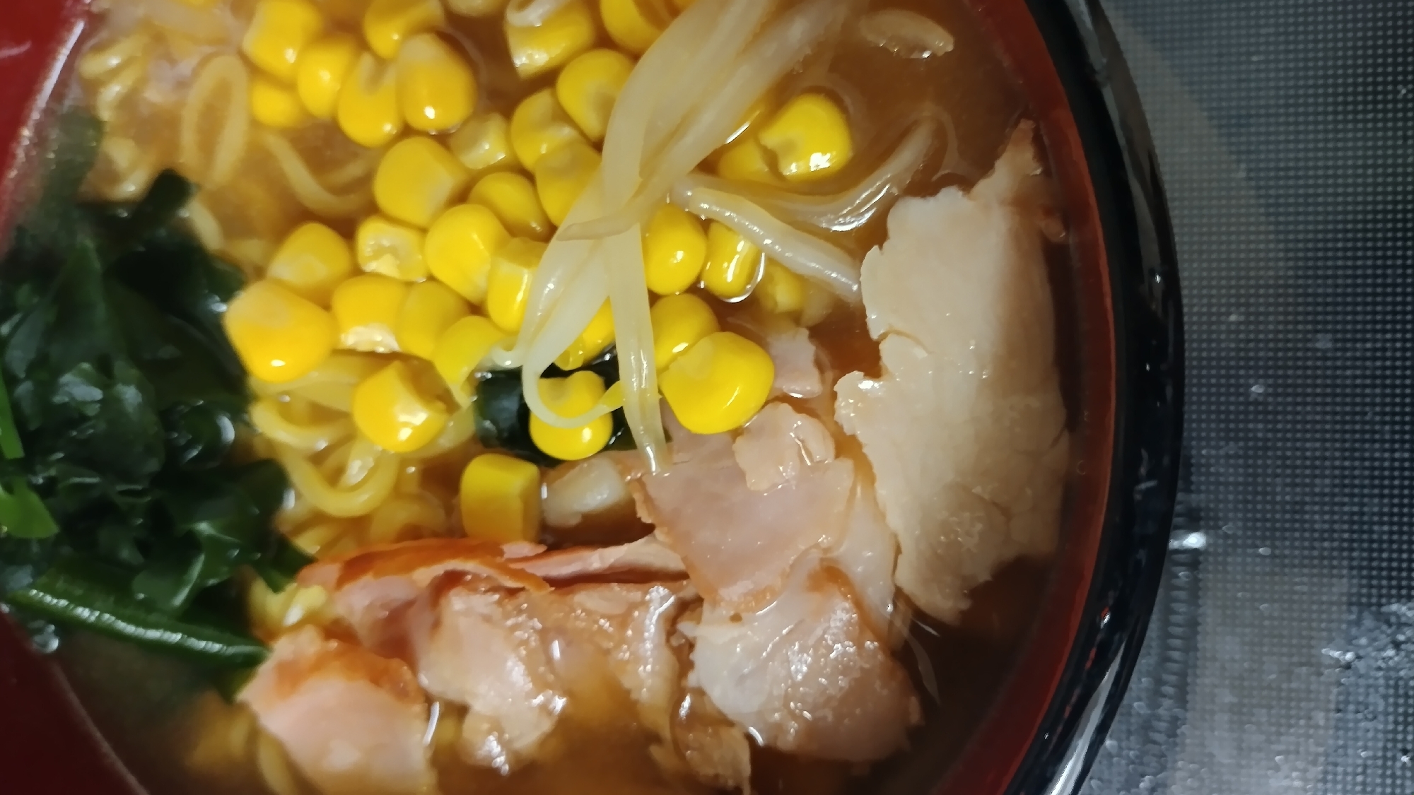 焼豚ともやしとわかめとコーン入り味噌ラーメン