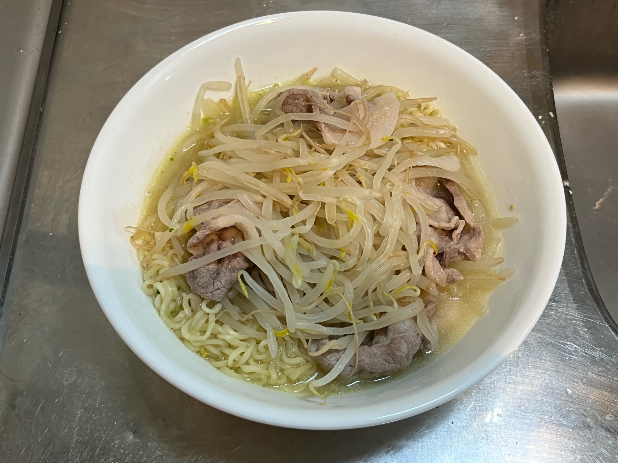 サッポロ一番塩ラーメンで作る豚肉ともやしラーメン