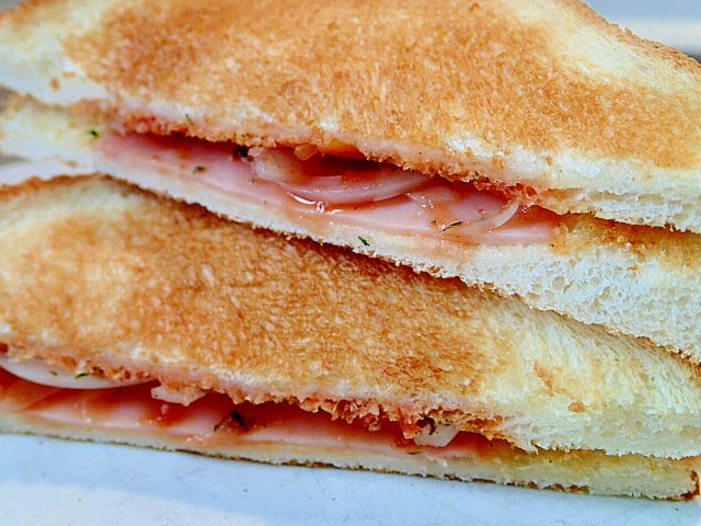 ハムとオニオンのマヨチリチーズホットサンド♪
