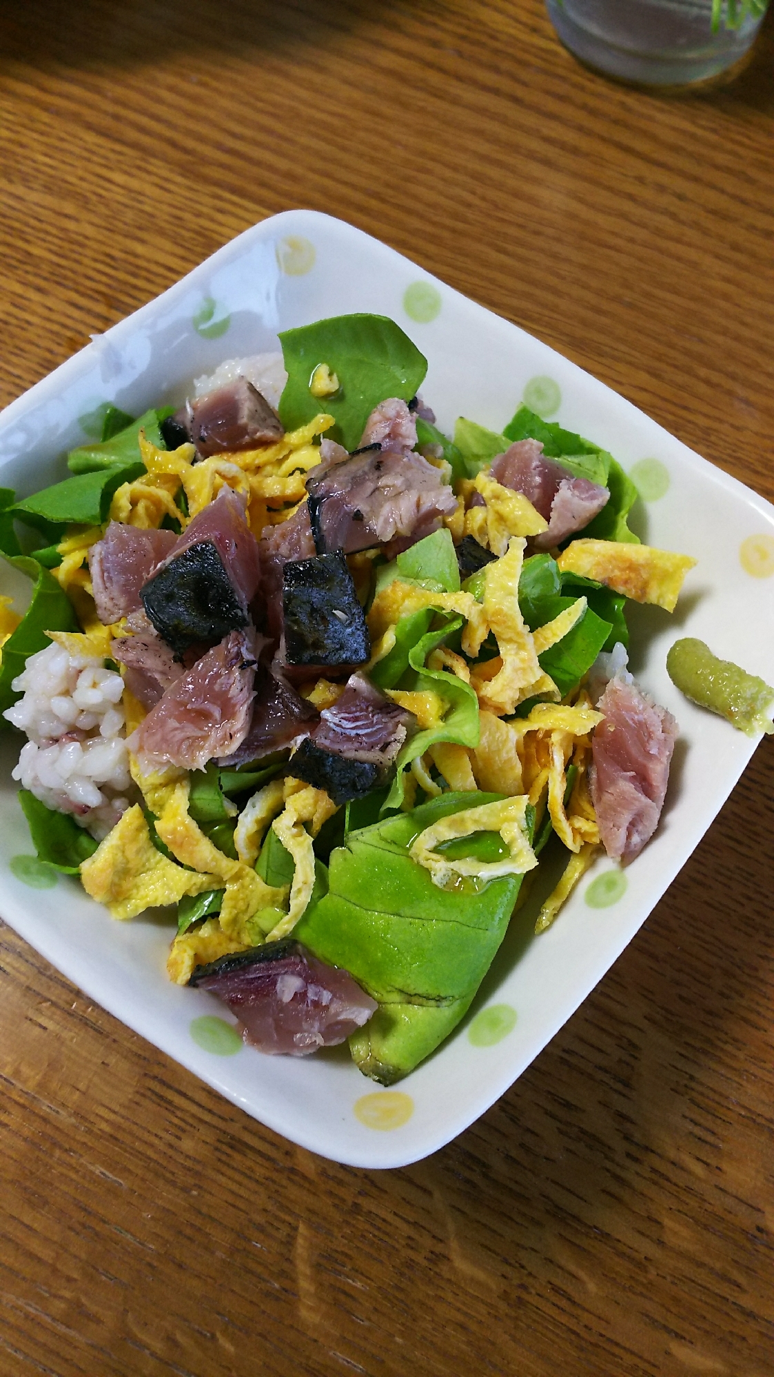 鰹のたたきとサラダ菜と薄焼き卵のご飯