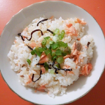 ごま油香る焼き鮭と塩昆布の混ぜごはん