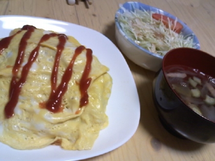 オムライスにしました！炊飯器で作ると、あとは卵を焼くだけなので簡単にできますね！！