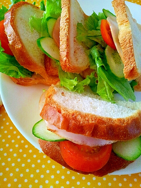 軽食に✿ハムときゅうりとトマトのサンドイッチ❤