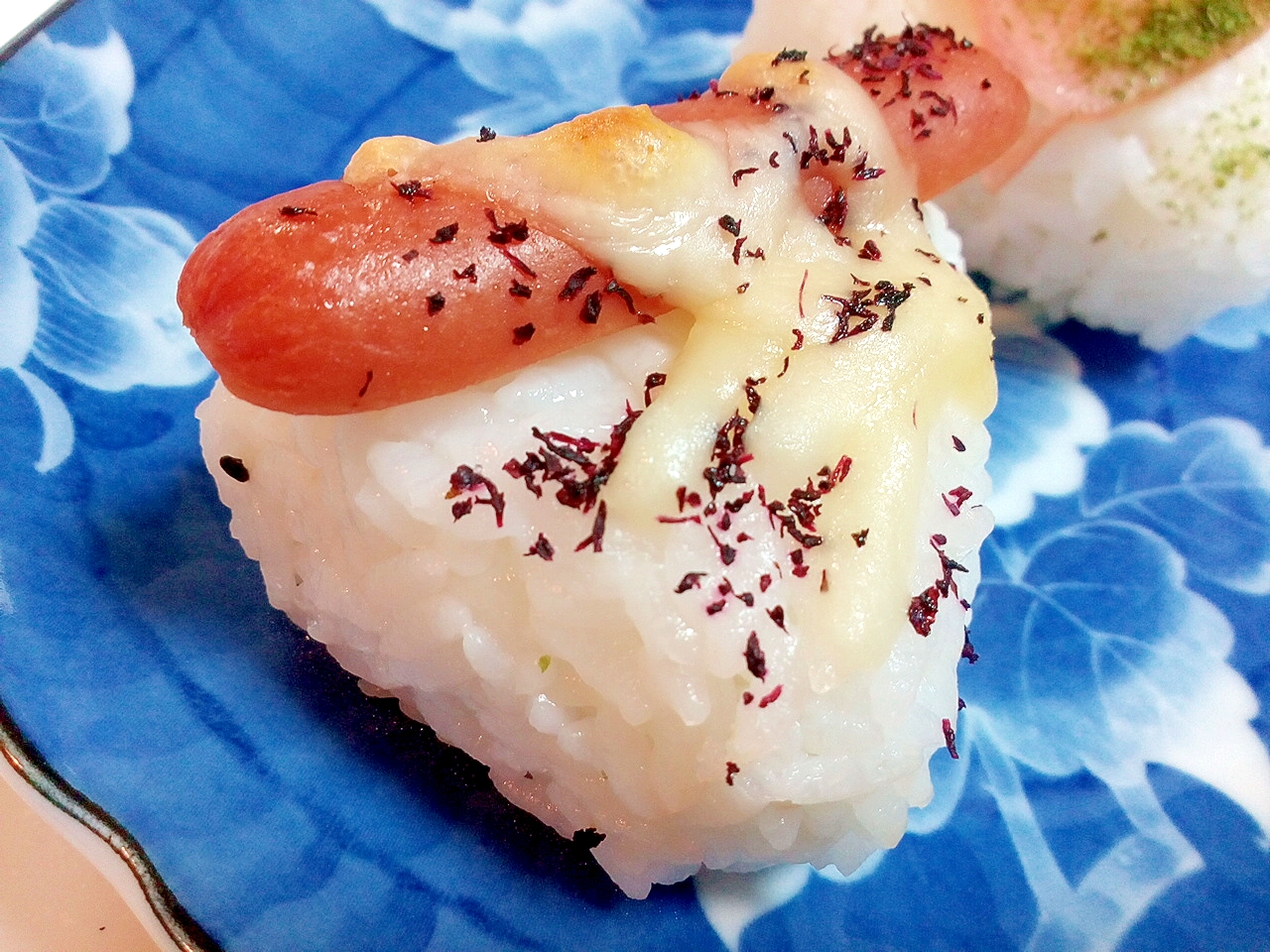 ウインナーとチーズとゆかりふりかけの焼きおにぎり レシピ 作り方 By ぷ みぃまま 楽天レシピ