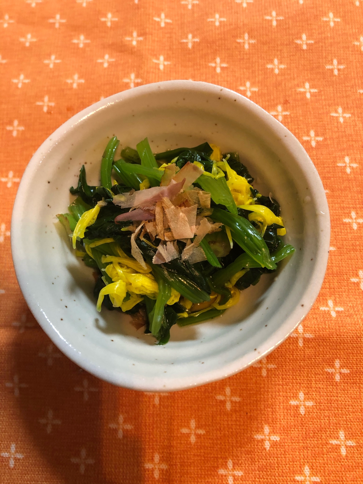 食用菊とほうれん草の和え物