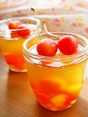 ガラス容器に入った梅のフルーツゼリー