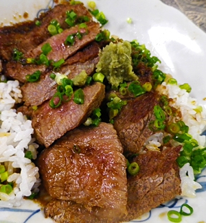 切り落とし肉で、ステーキ丼