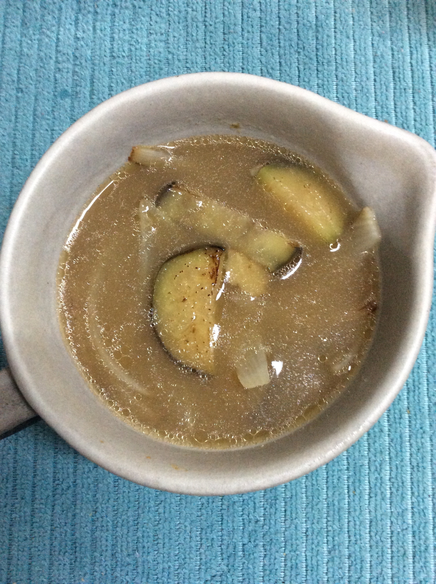 ごま油で美味しい 茄子と玉ねぎの味噌汁 レシピ 作り方 By ハトリーナ 楽天レシピ ごま油で美味しい 茄子と玉ねぎの味噌汁 レシピ 作り方 By ハトリーナ 楽天レシピ