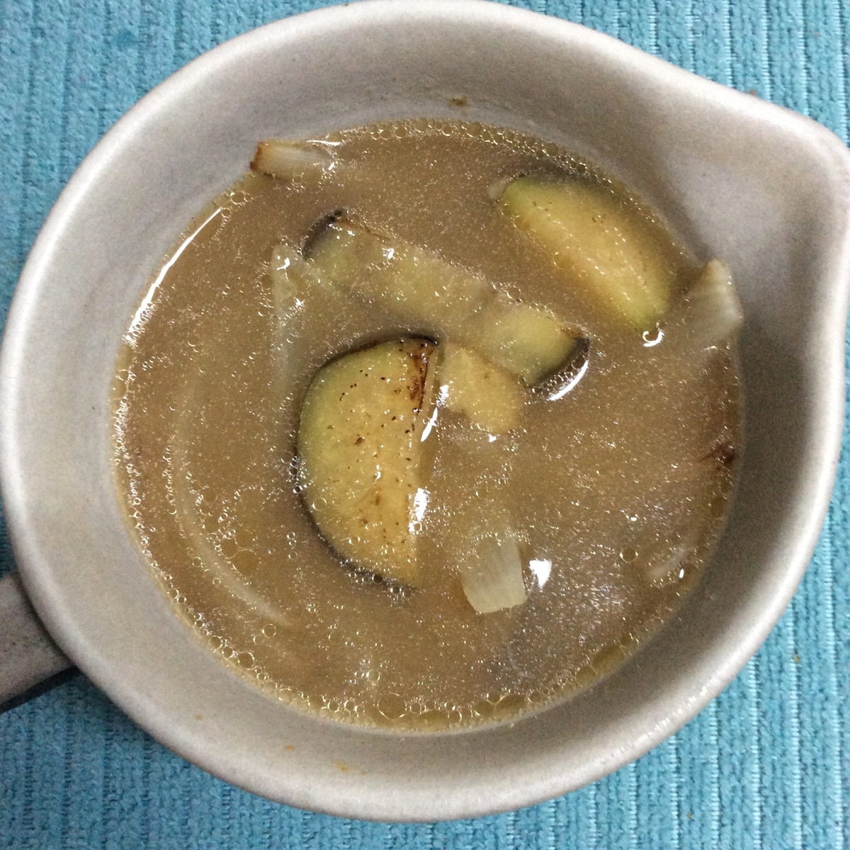 ごま油で美味しい 茄子と玉ねぎの味噌汁 レシピ 作り方 By ハトリーナ 楽天レシピ ごま油で美味しい 茄子と玉ねぎの味噌汁 レシピ 作り方 By ハトリーナ 楽天レシピ