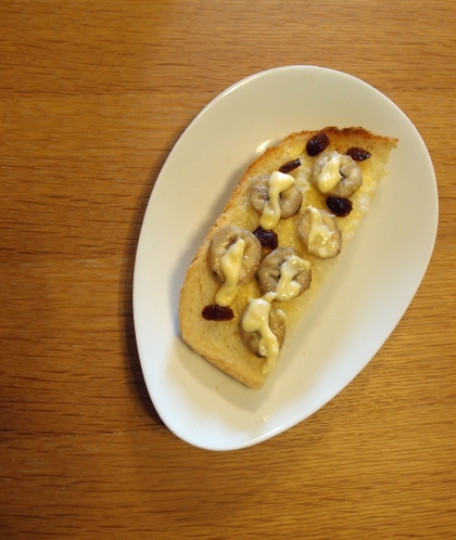 バナナとレーズンとチーズのトースト