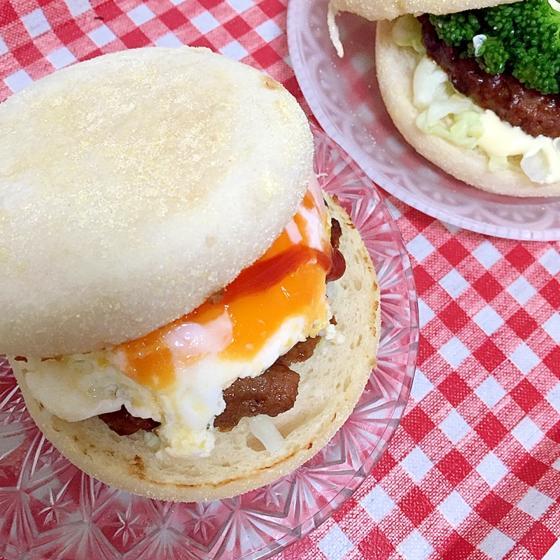 ハンバーグと目玉焼きのイングリッシュマフィン♡