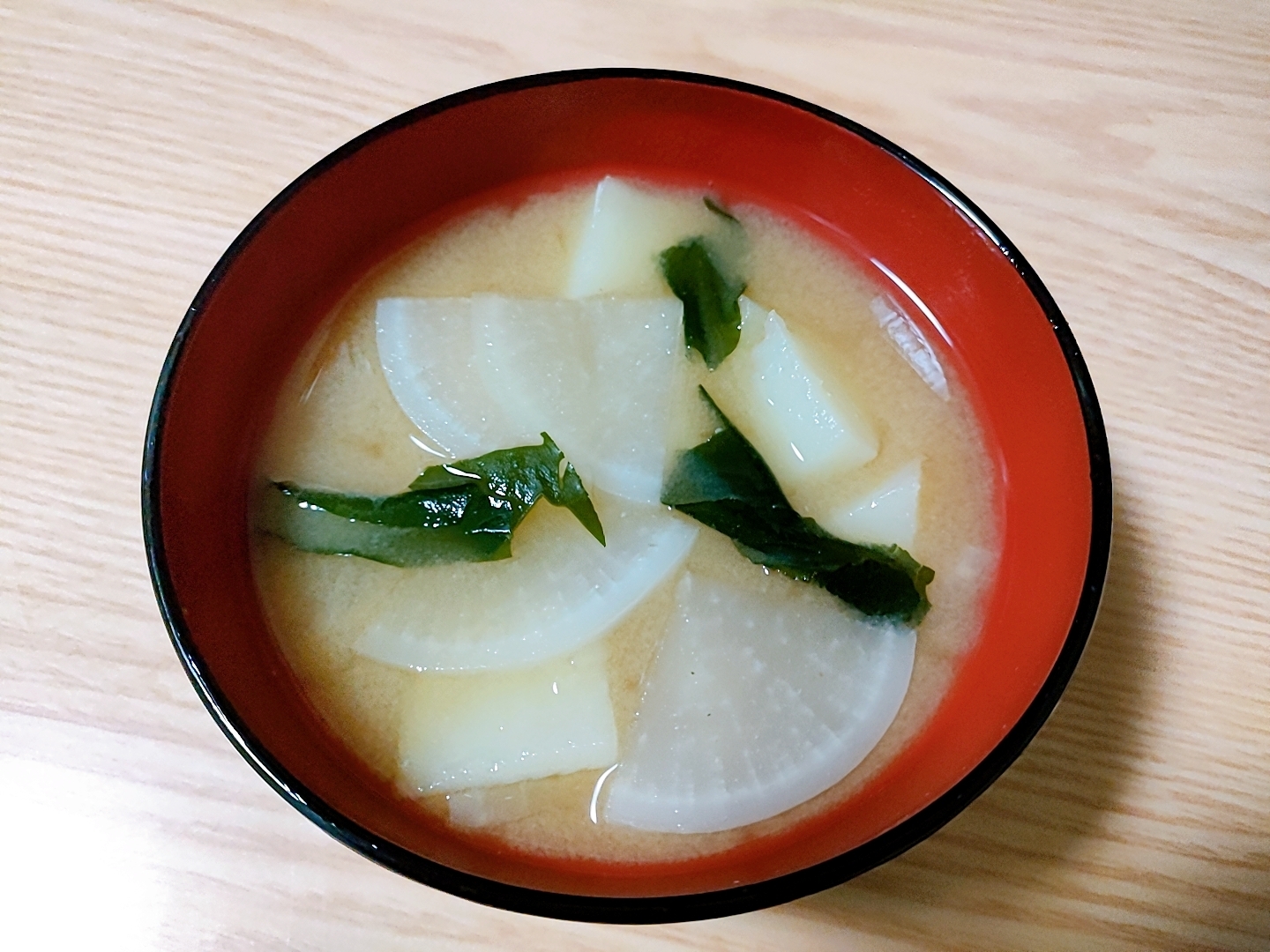 じゃがいもと大根とわかめの味噌汁