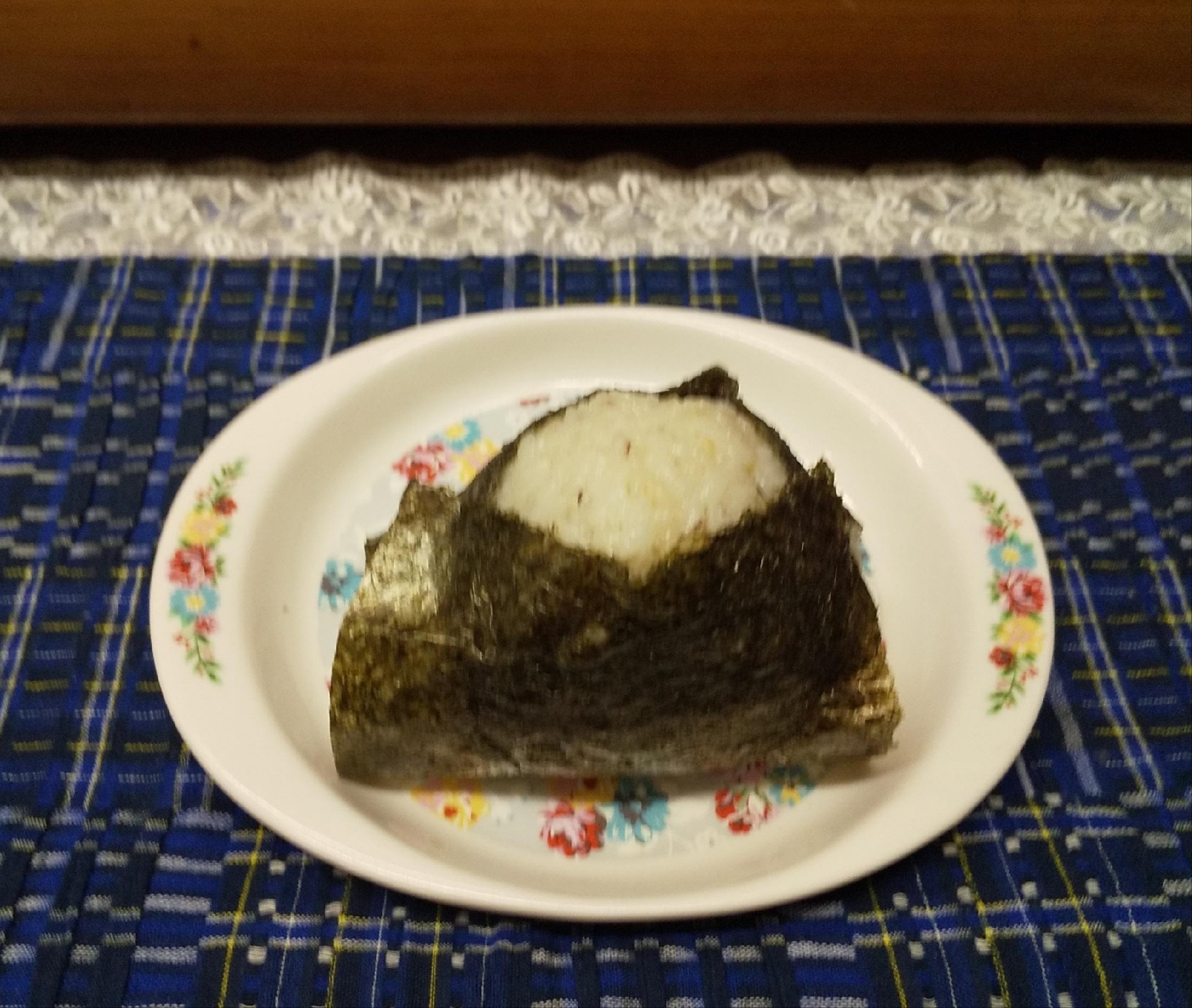 きのこ炊き込みご飯でおにぎり