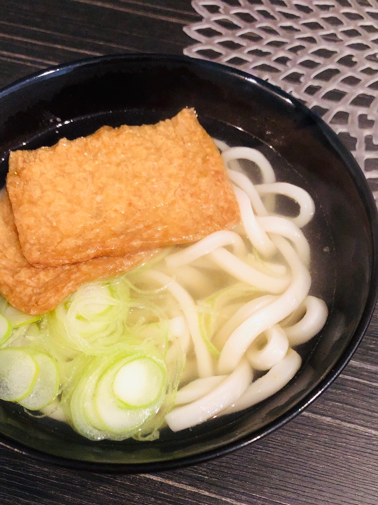 白だしと柚子ごしょうのきつねうどん