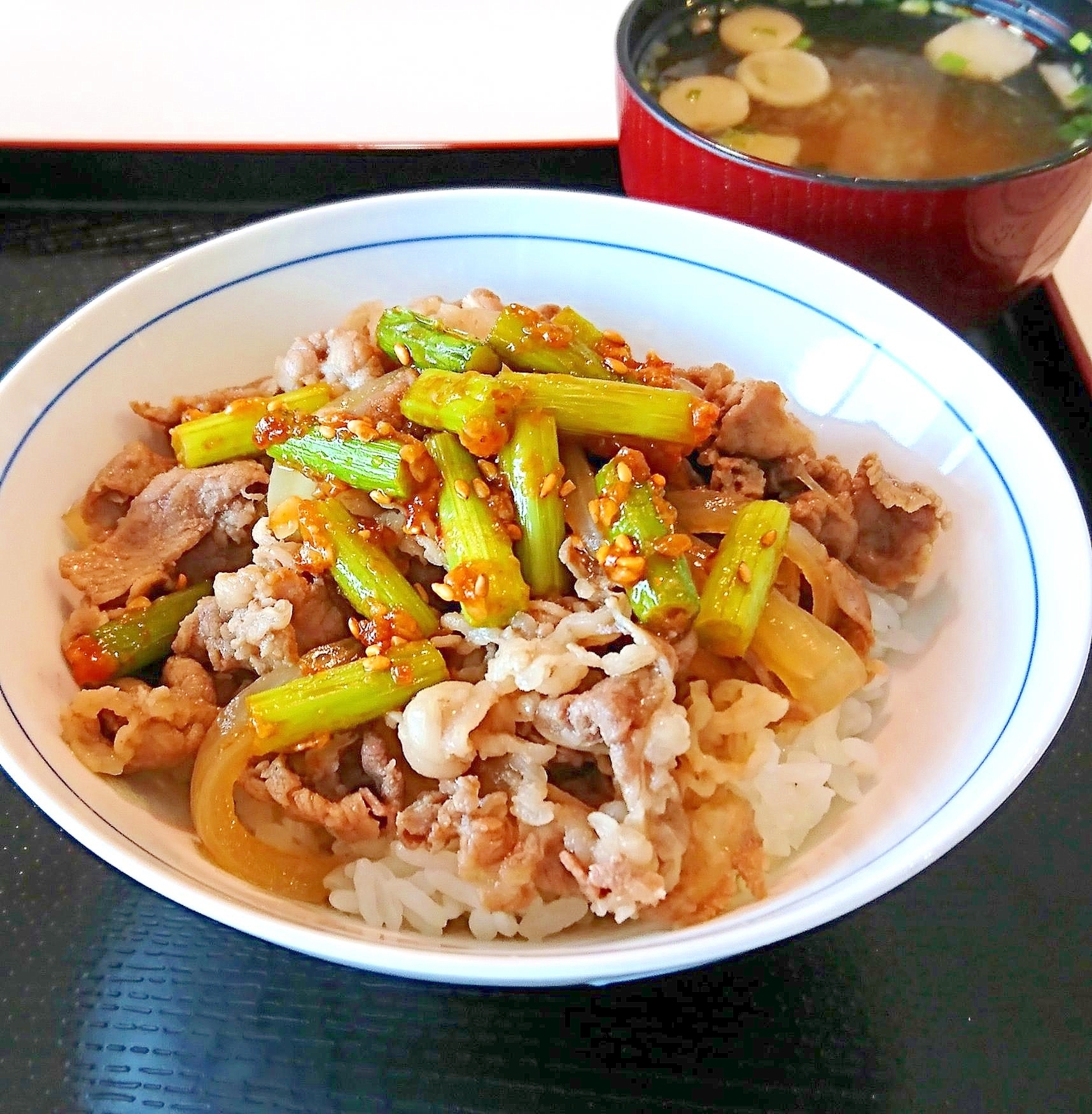 旨辛にんにくの芽牛丼