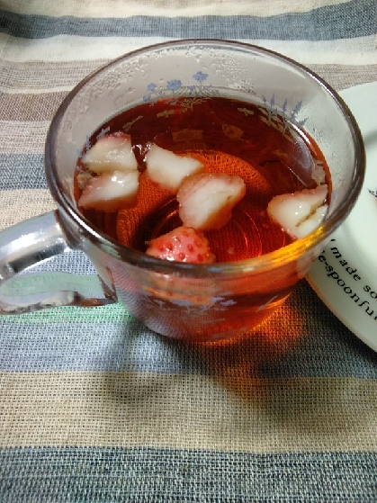 おはようございます♪うちに冷凍苺あったので入れてみました～
なぜか沈まず浮かびました（笑）
苺の香りが癒されますね♡美味しいレシピ感謝です(*´˘`*)