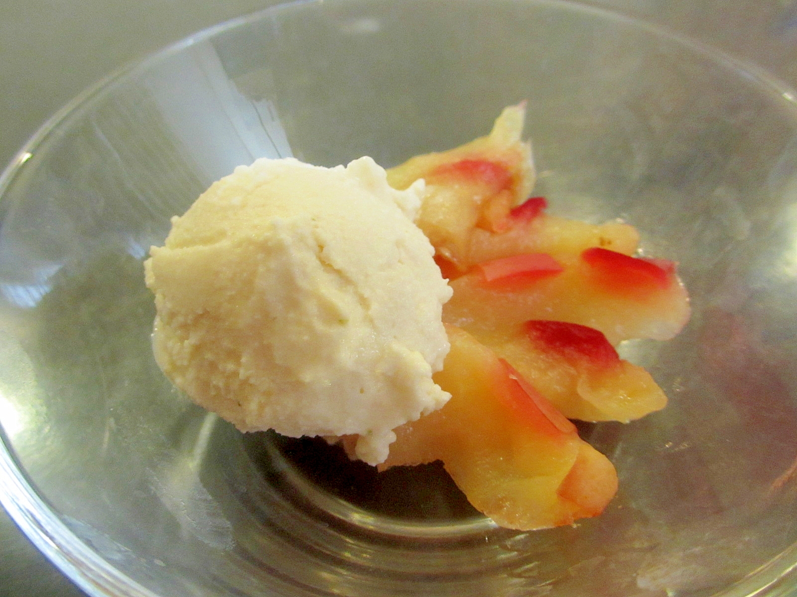 蒸しりんごの柚子風味アイス添え